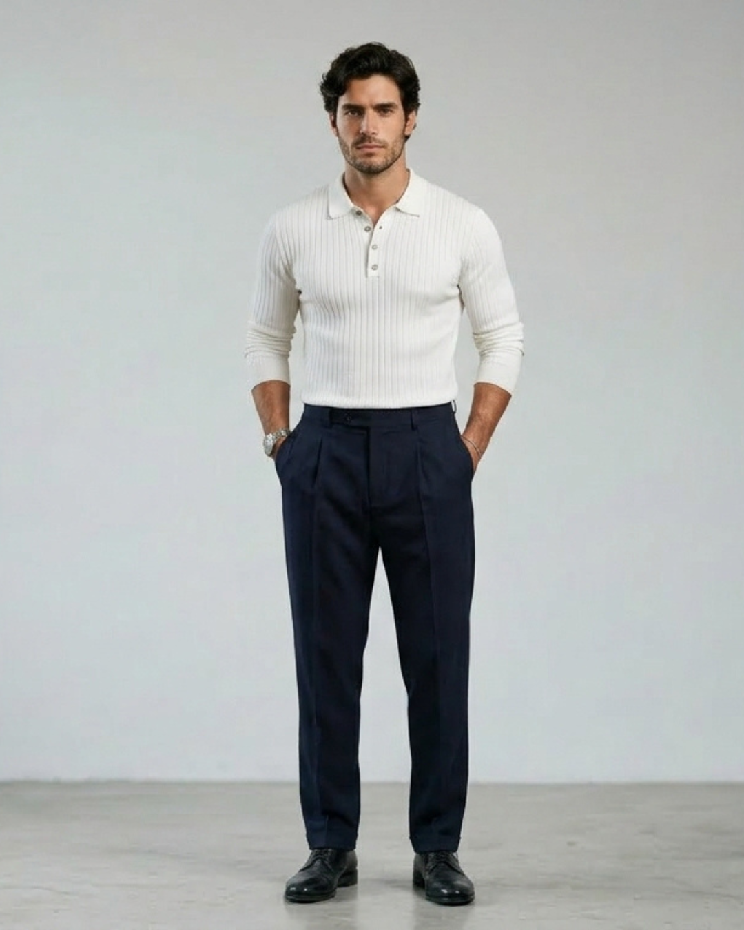 Jersey slim fit blanco de punto acanalado, cuello tipo polo con tapeta de botones