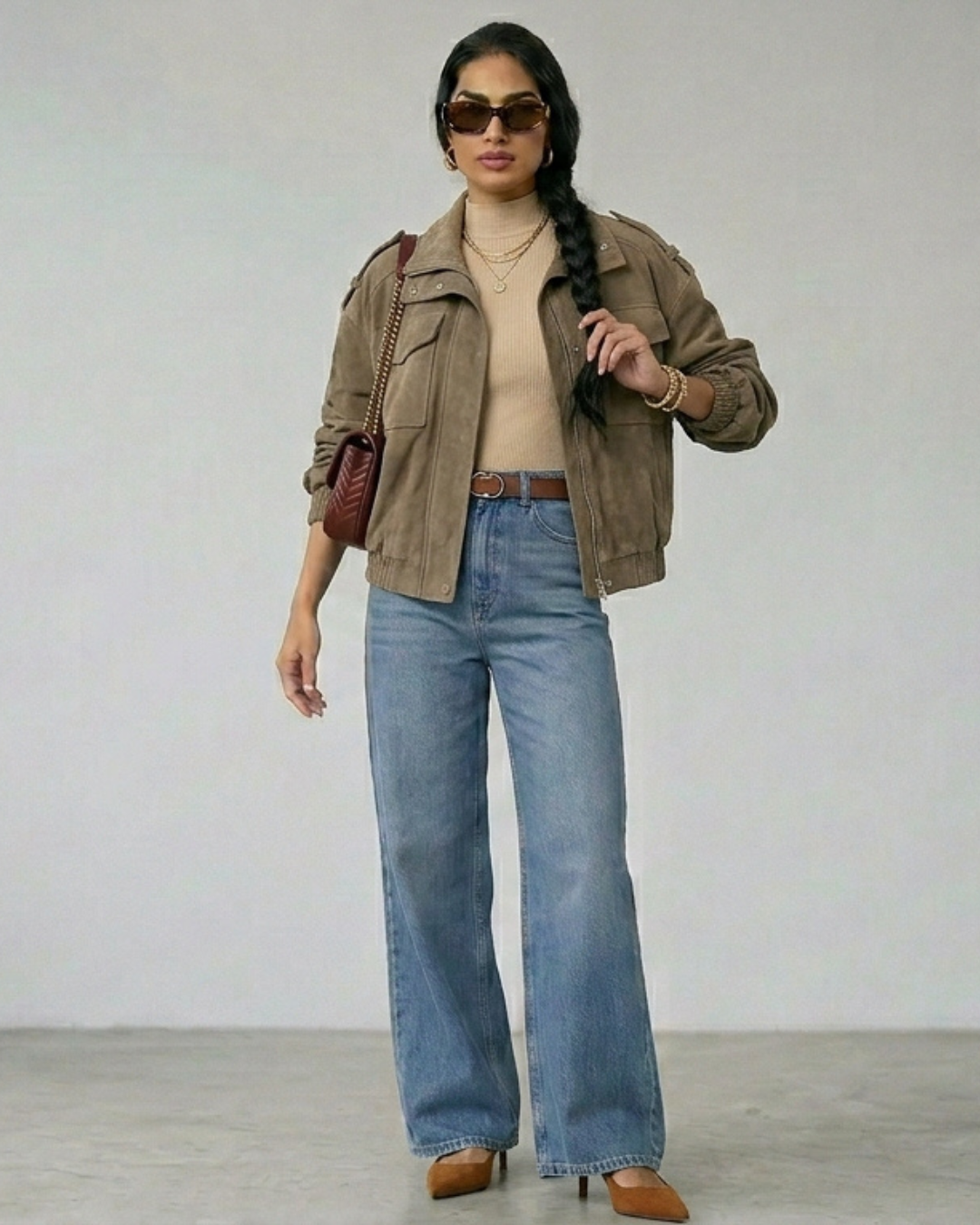 Chaqueta de ante con cuello camisero, bolsillos con solapa y cierre frontal