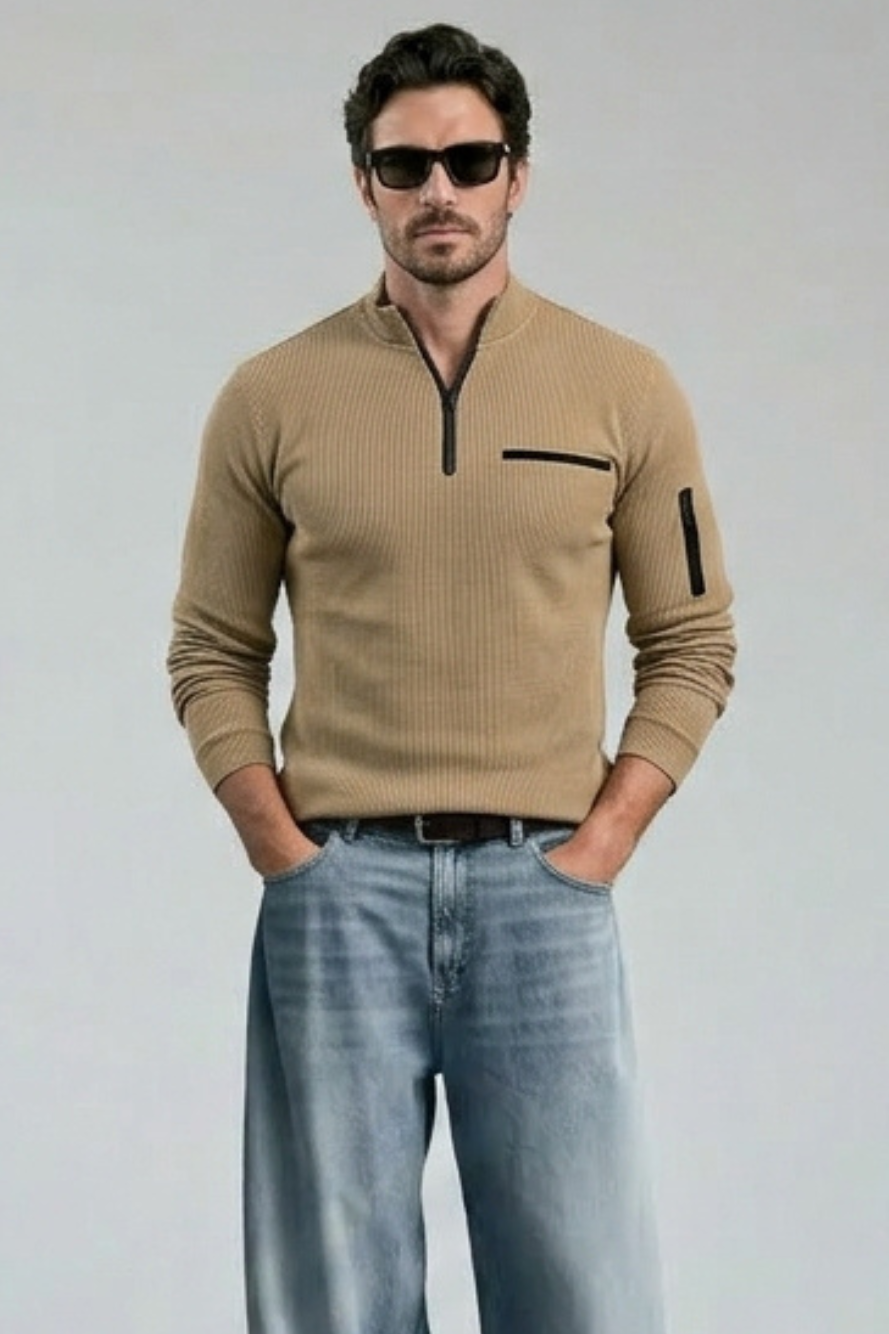 Suéter de punto beige con media cremallera y bolsillo en el pecho