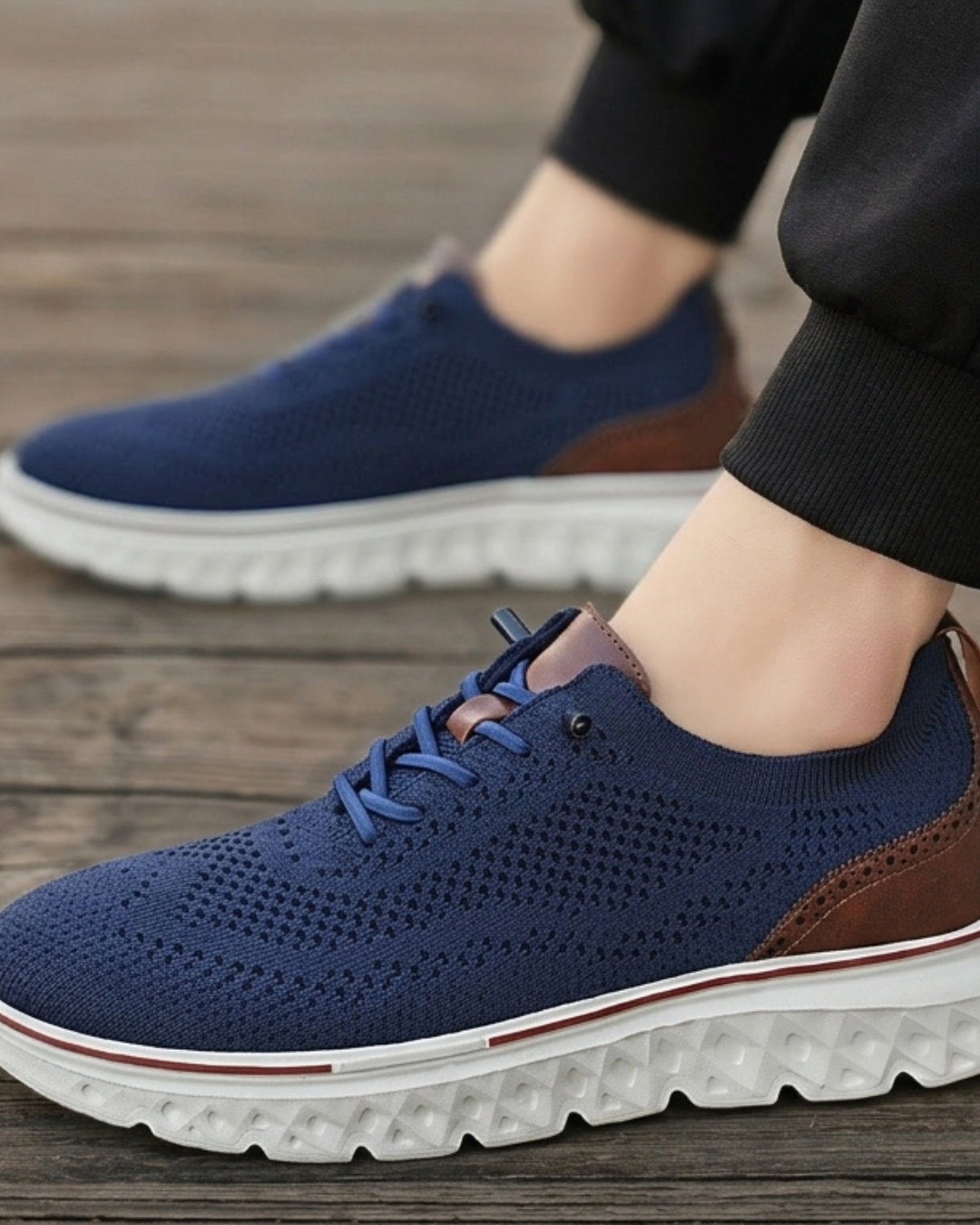 Zapatillas Comfort Move azules con cordones, suela blanca con relieve antideslizante.