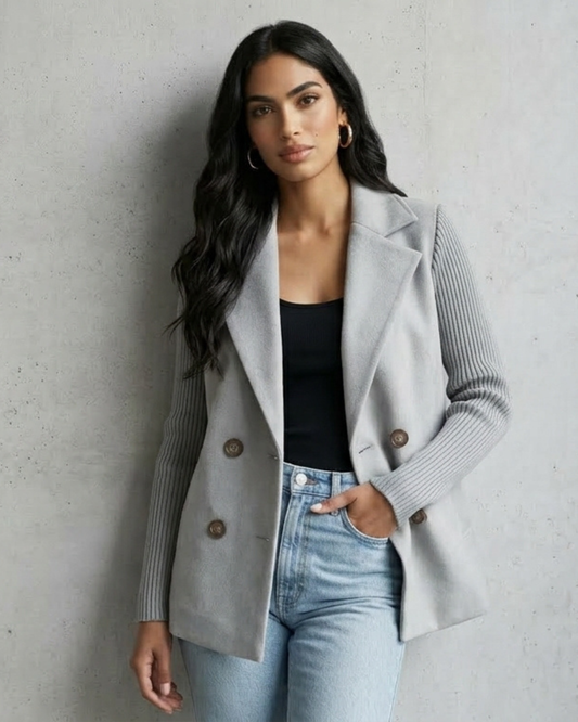 Chaqueta tipo blazer gris con solapas, botones metálicos y manga acanalada
