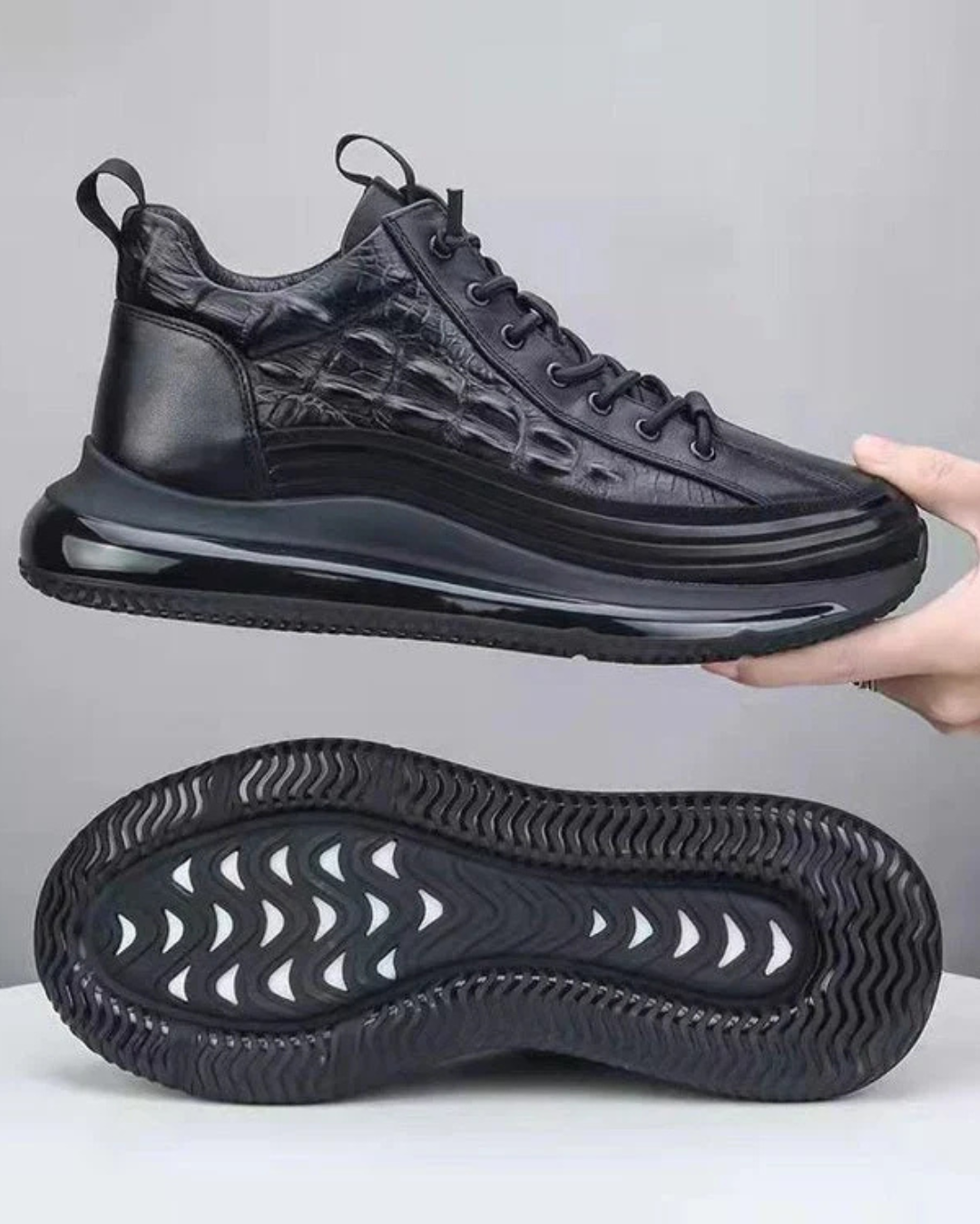 Zapatilla negra de cuero con cordones y suela exterior con dibujo