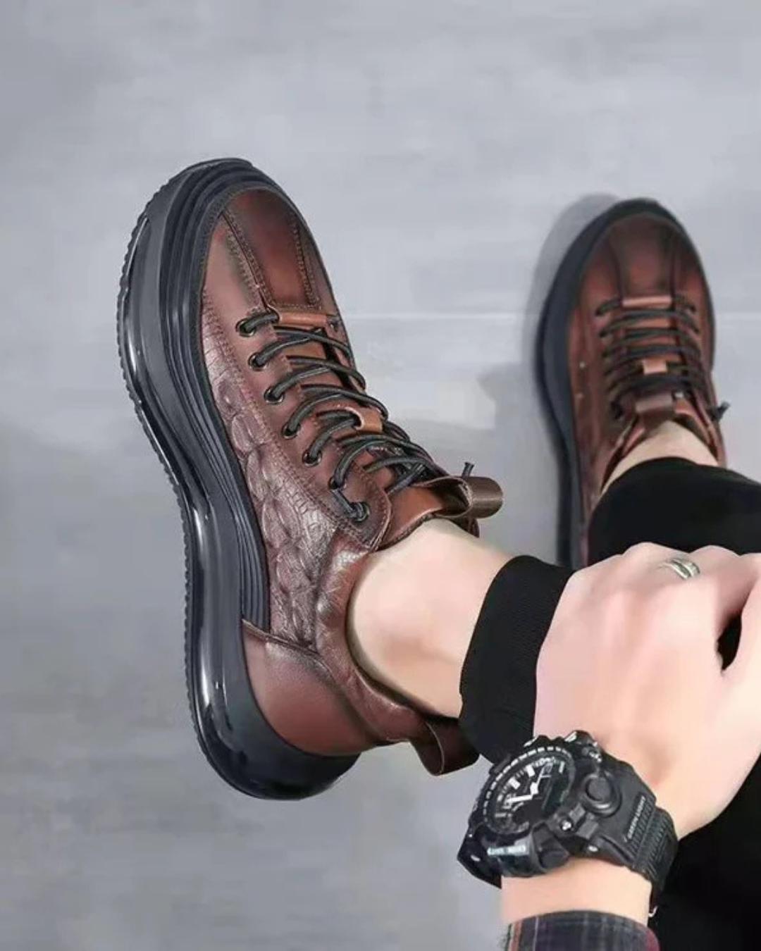 Zapatilla marrón con cordones y suela negra perfilada