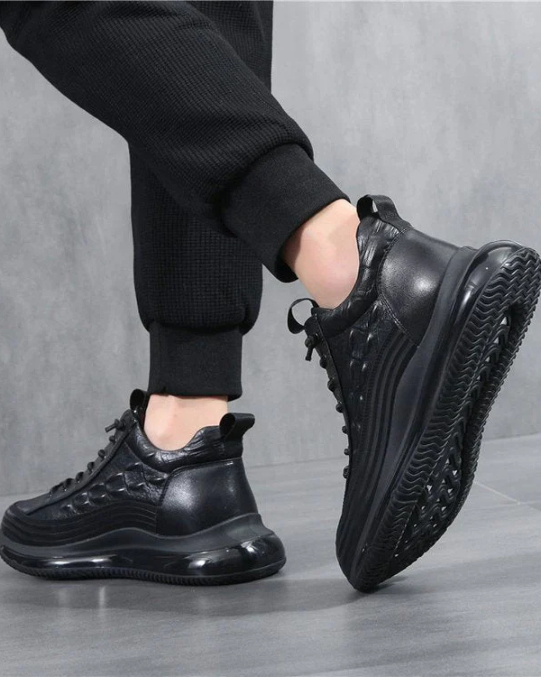 Zapatilla negra de cuero con cordones y suela gruesa con textura