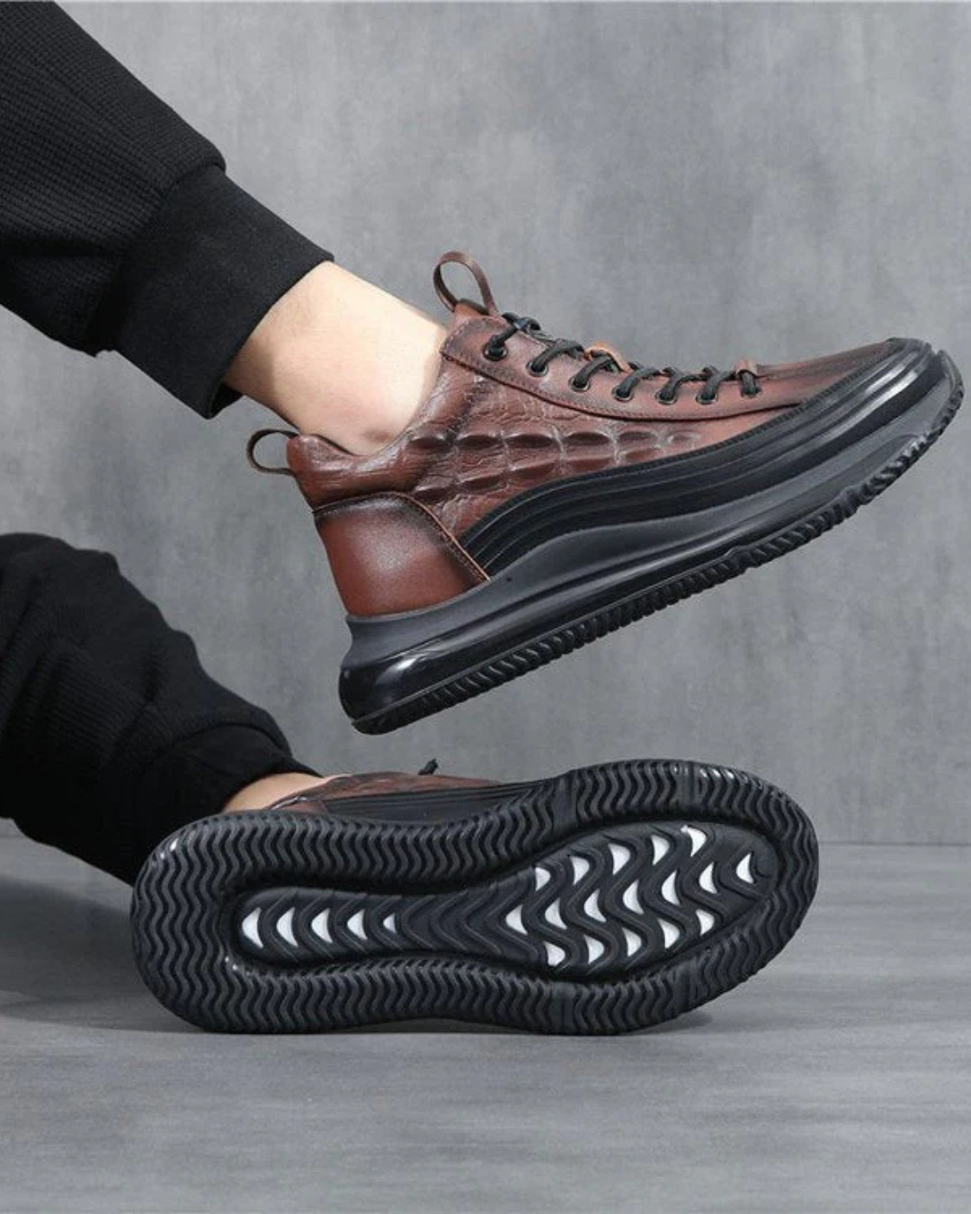 Zapatilla marrón con cordones y suela negra con patrón de relieve