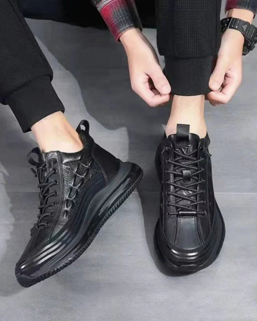 Zapatillas negras de cuero con cordones y suela gruesa