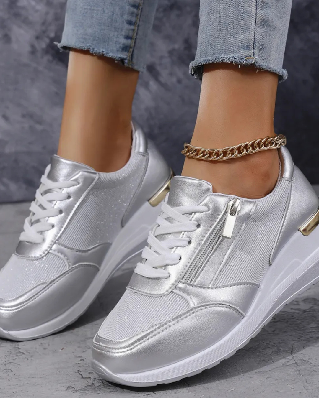 Zapatillas Sira plateadas con cordones y tira con cremallera lateral, suela blanca