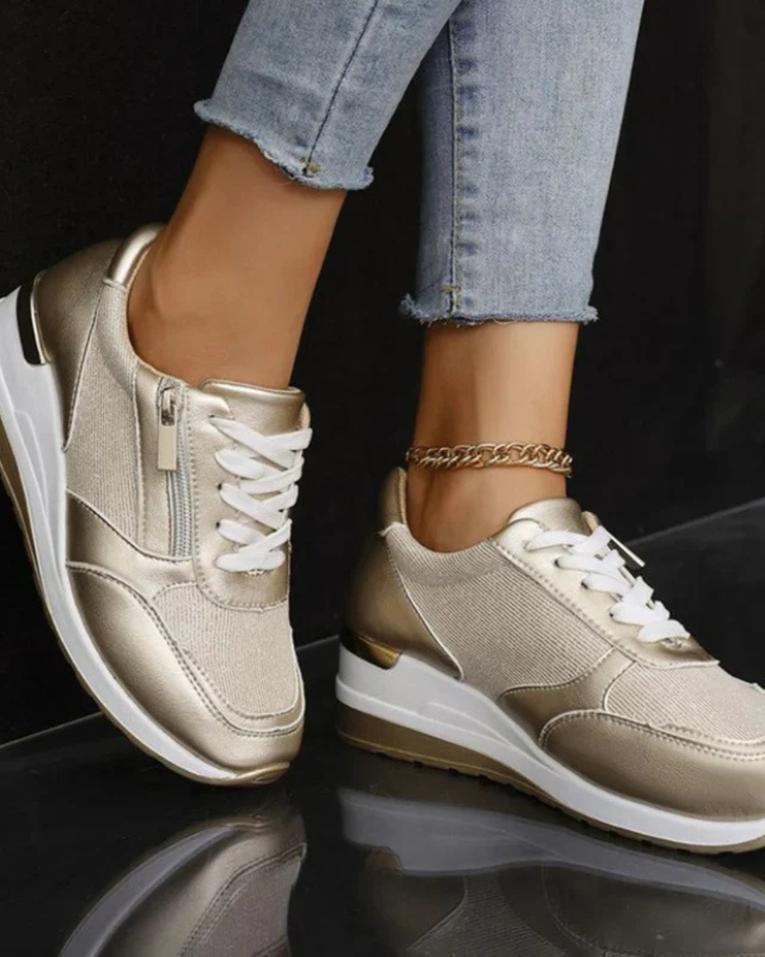 Zapatillas Sira beige metalizado con cordones y placa dorada en el talón