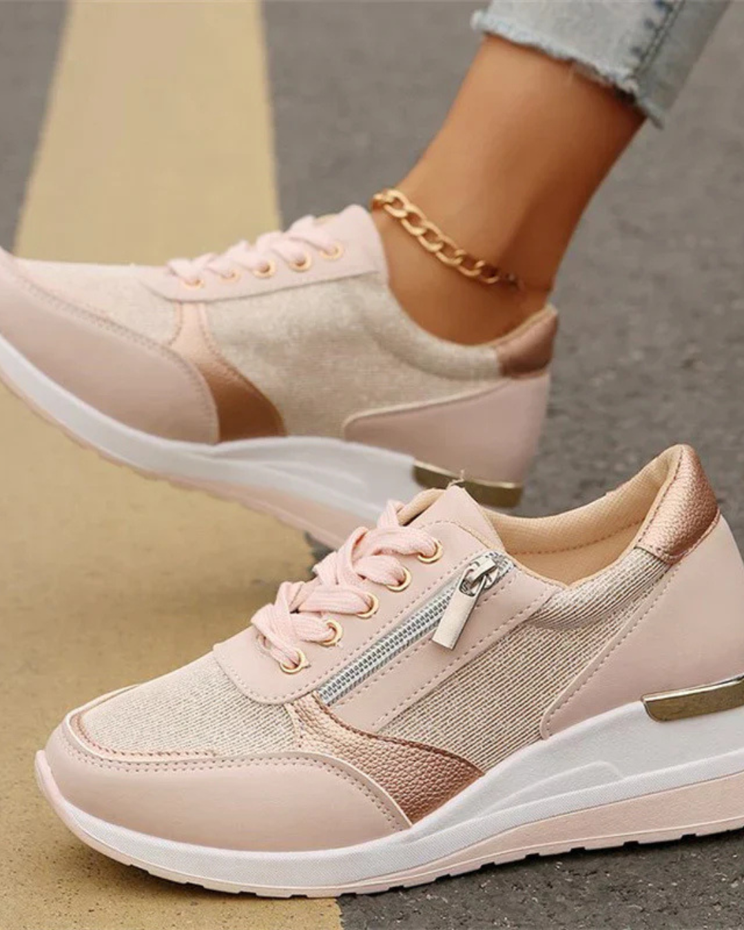Zapatillas Sira rosa claro con cordones, cierre lateral y suela acolchada blanca