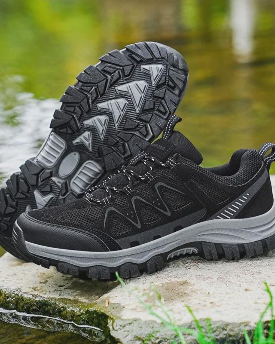 Zapatillas KALO negras con cordones y refuerzos en la puntera; suela antideslizante gris.