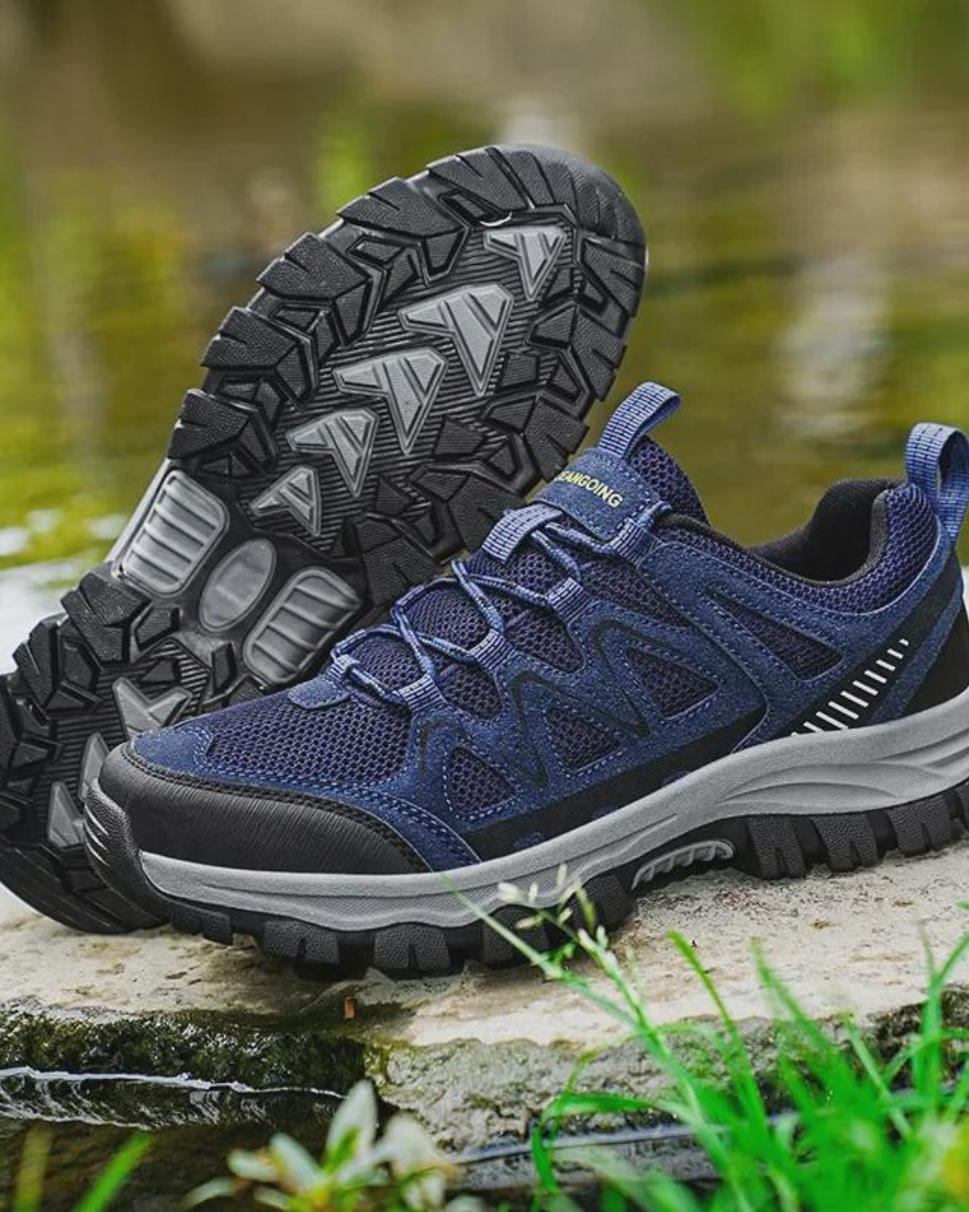 Zapatillas KALO azul marino con cordones, malla texturizada y suela robusta gris.