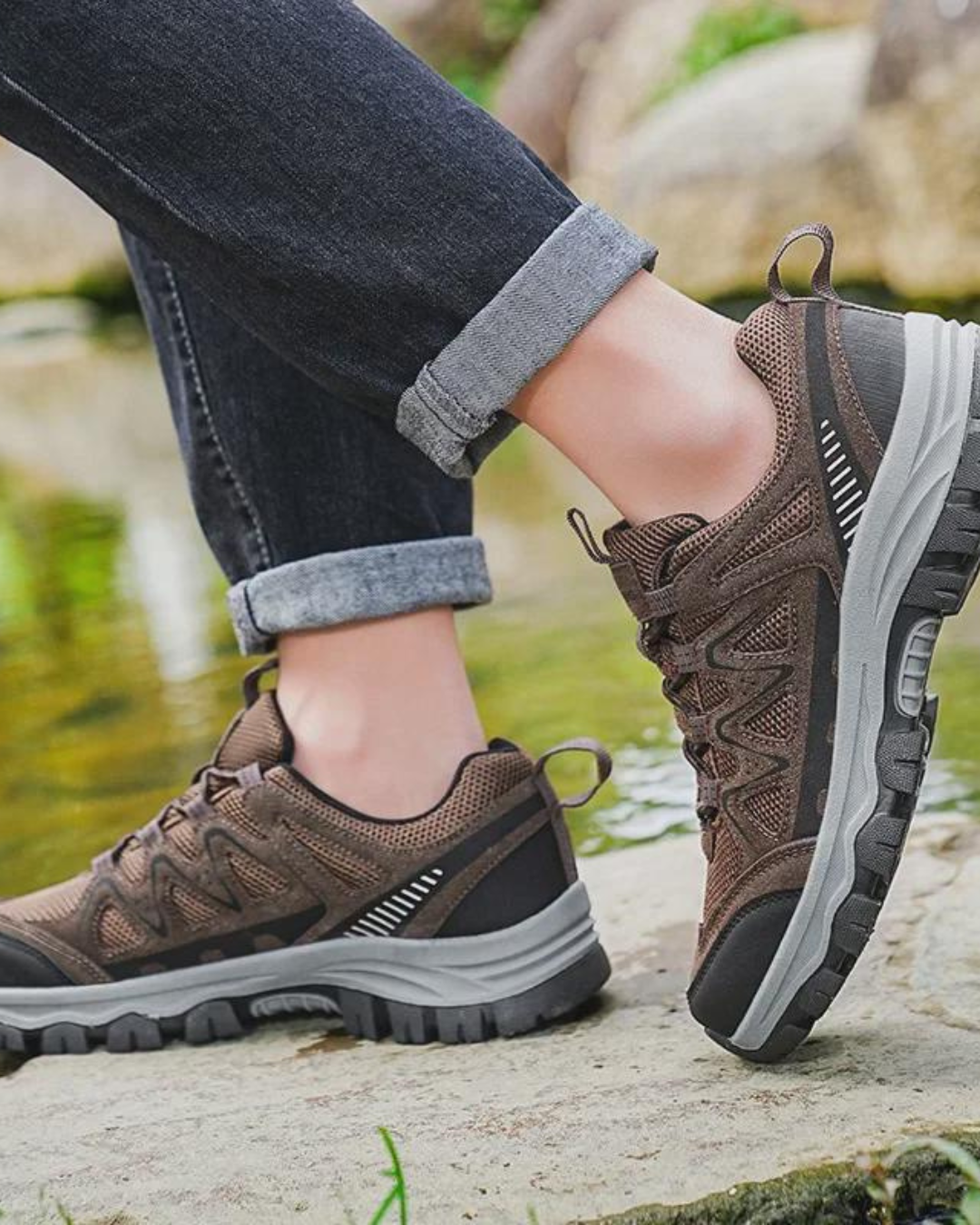 Zapatillas KALO marrones con cordones y suela gris gruesa; vista lateral.