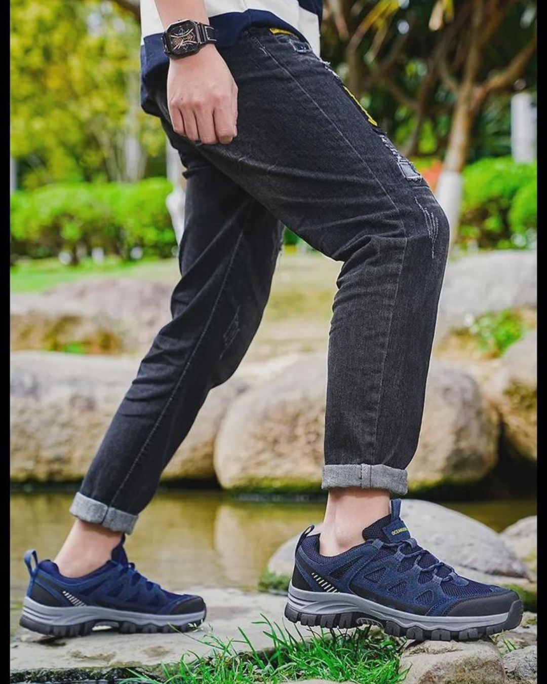 Zapatillas KALO azul marino con cordones y suela robusta gris, usadas con jeans.