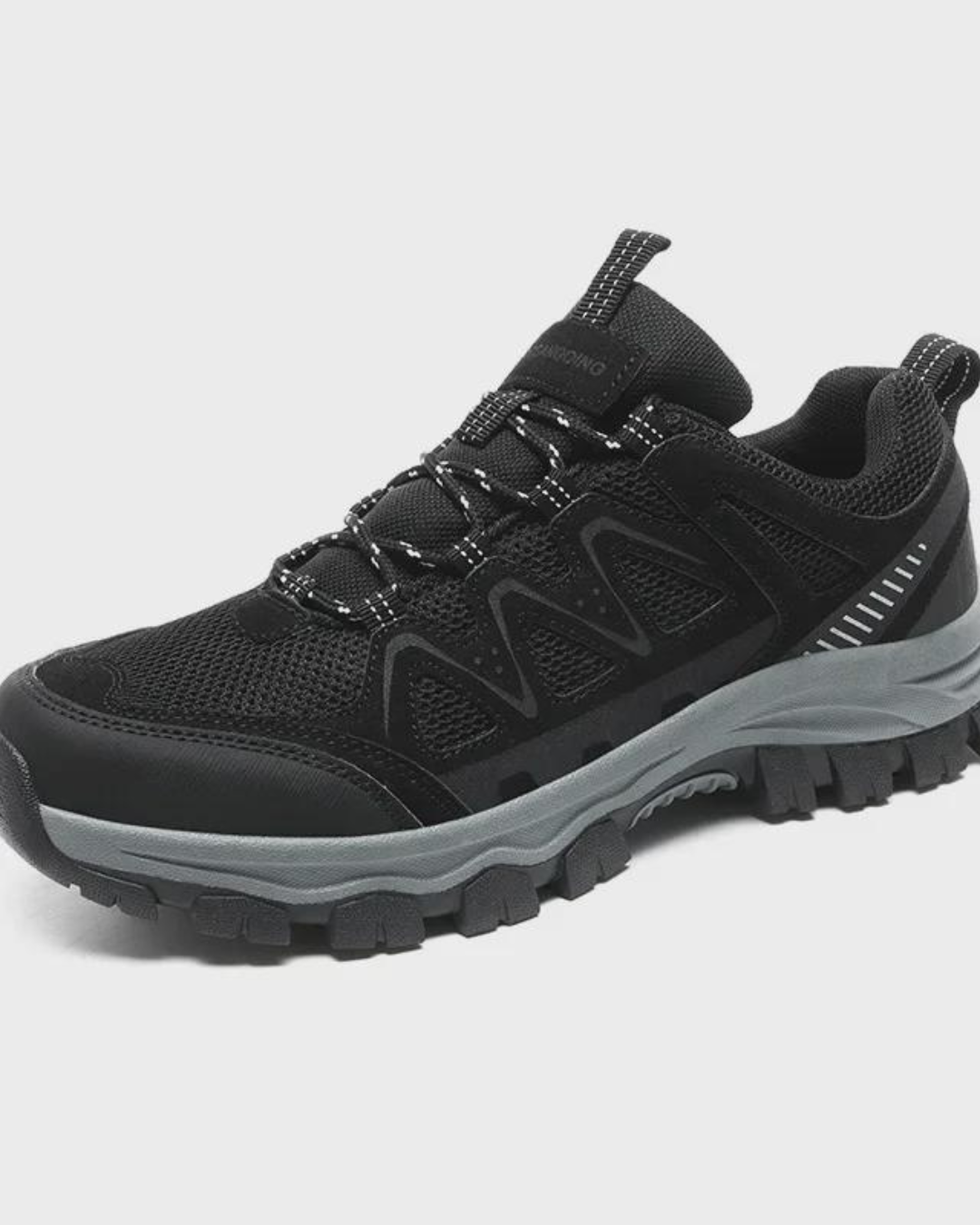 Zapatillas KALO negras de senderismo con cordones y suela antideslizante gris.