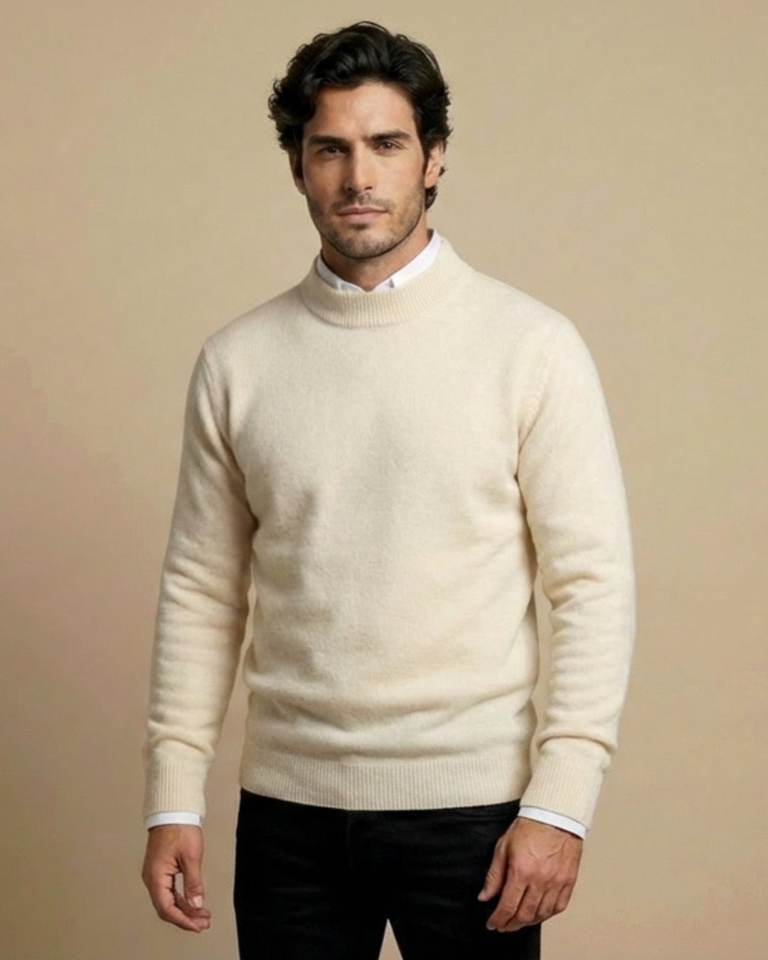 Jersey de punto beige con cuello alto de canalé y puños ribeteados en blanco.