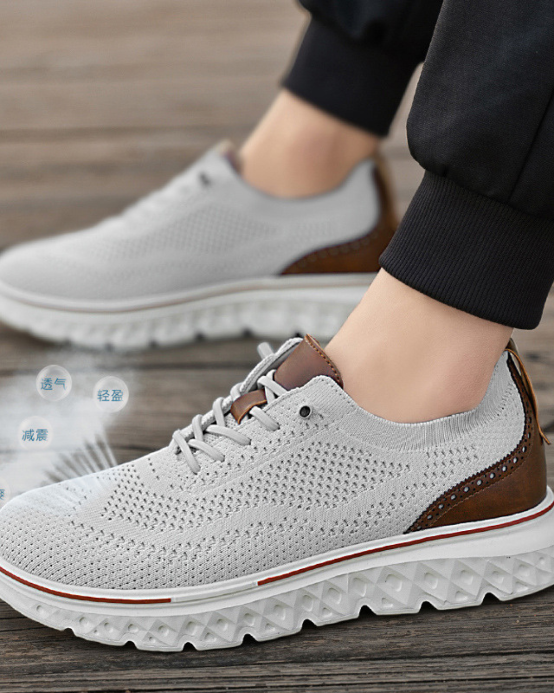 Zapatillas Comfort Move blancas con cordones, cuello marrón y suela blanca con tacos.