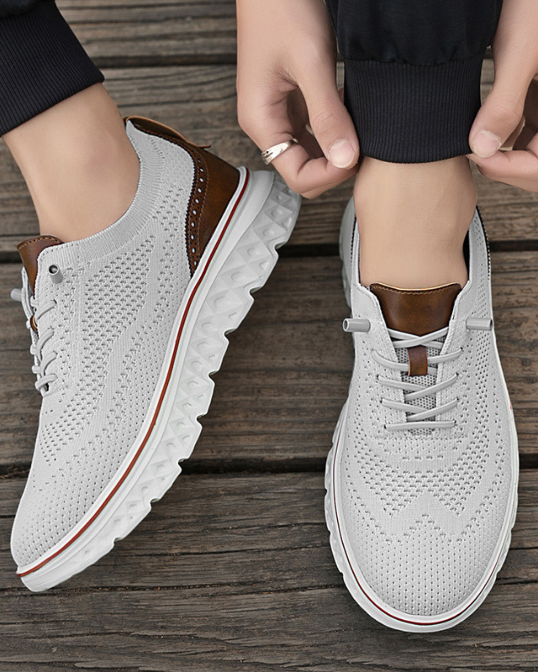 Zapatillas Comfort Move blancas con cordones y cuello marrón, suela blanca antideslizante.