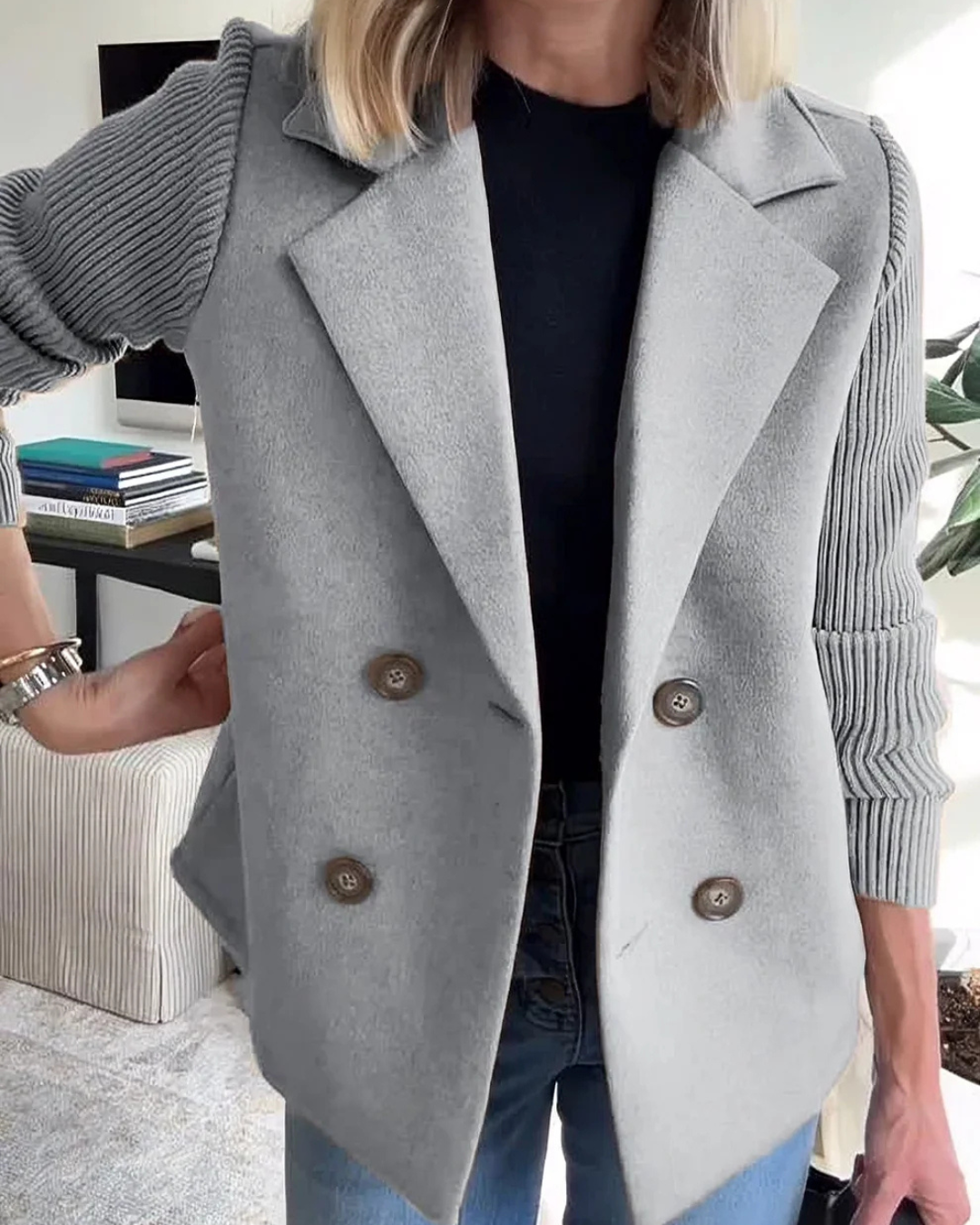 Chaqueta blazer gris claro con solapas, cuatro botones marrones y mangas acanaladas