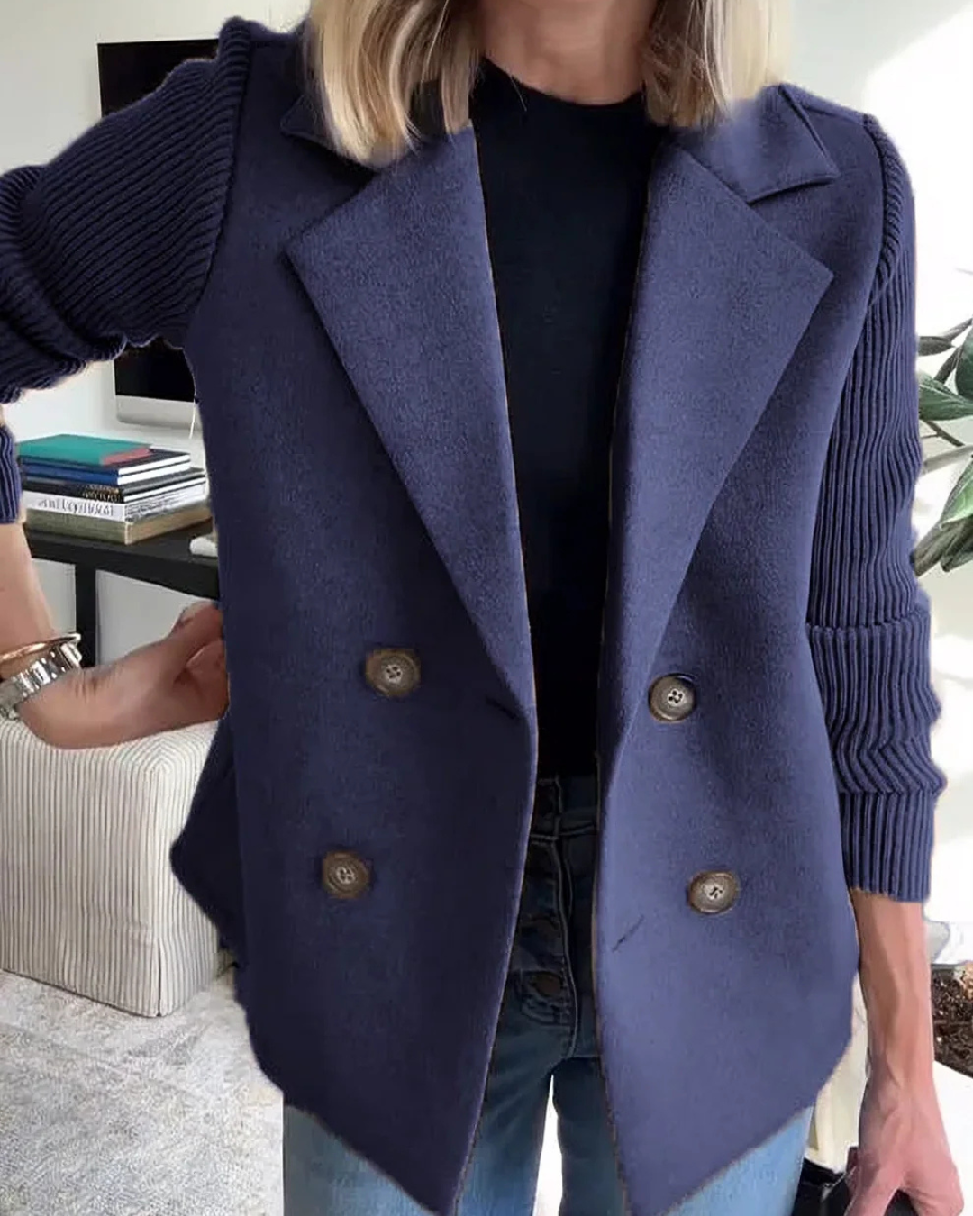 Chaqueta Vera azul marino de doble botonadura y solapas anchas, mangas de punto acanalado