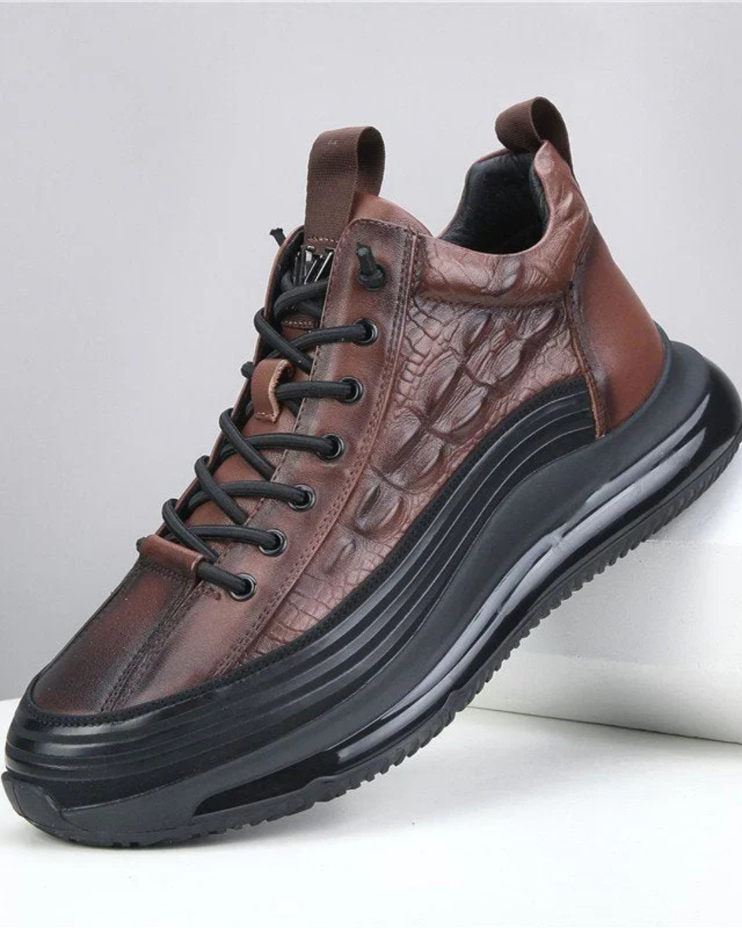 Zapatos LUCA marrones de cuero sintético con cordones y suela gruesa negra