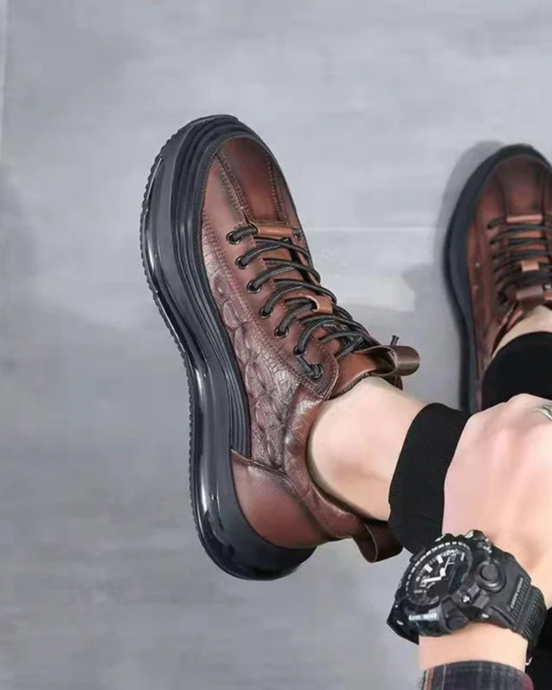 Zapatos LUCA de cuero marrón con cordones y suela negra