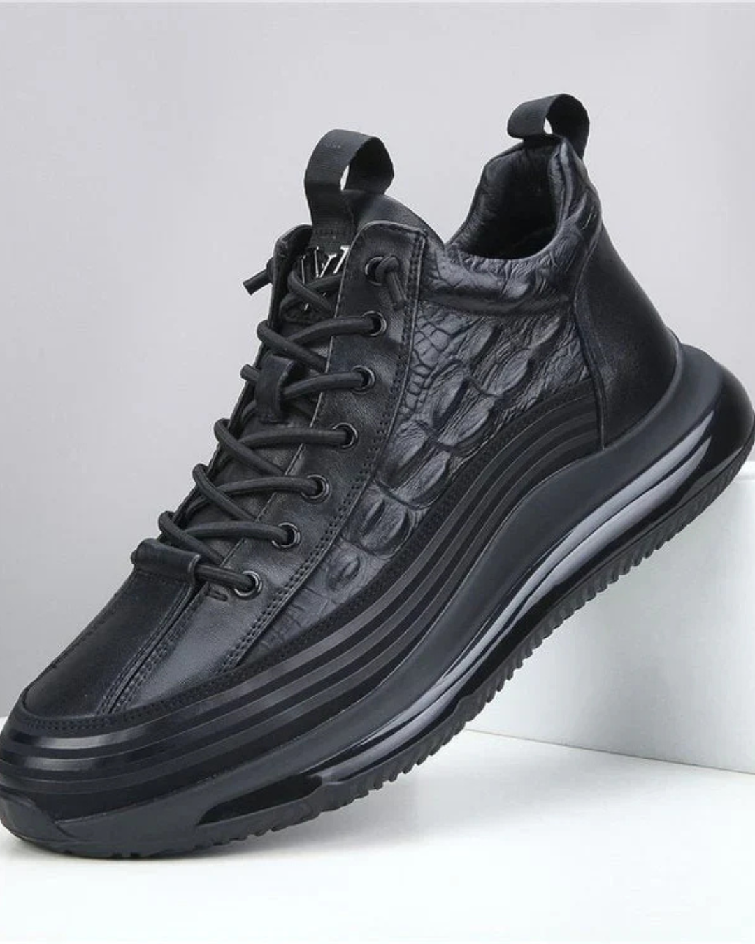 Zapatos LUCA negros con cordones, empeine con textura y suela gruesa estriada