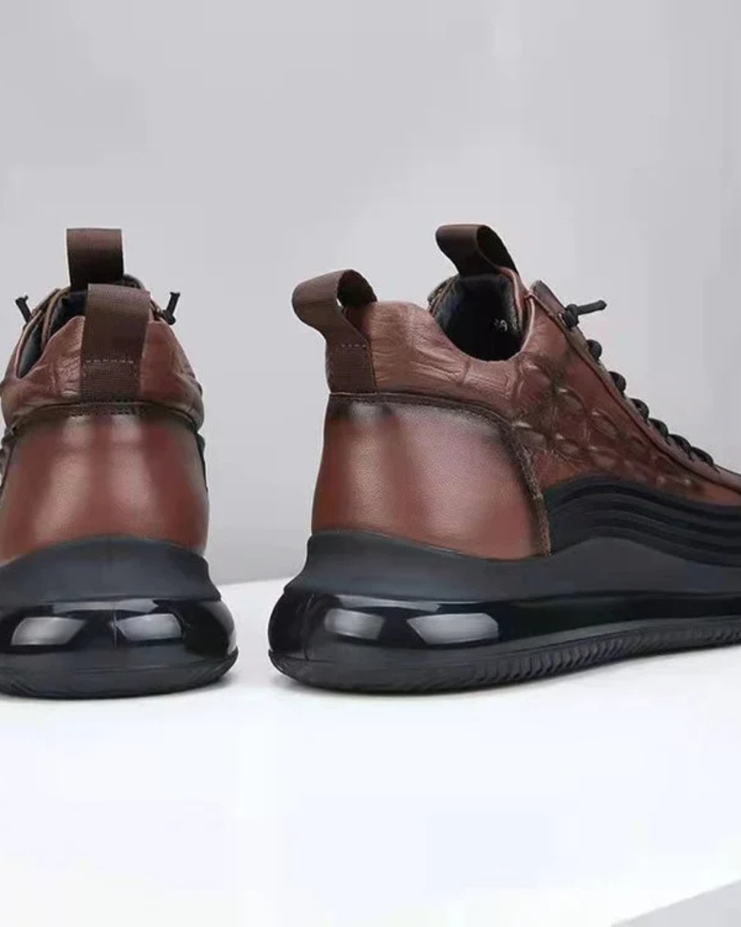 Botines con cordones marrones LUCA, suela gruesa y talón acolchado