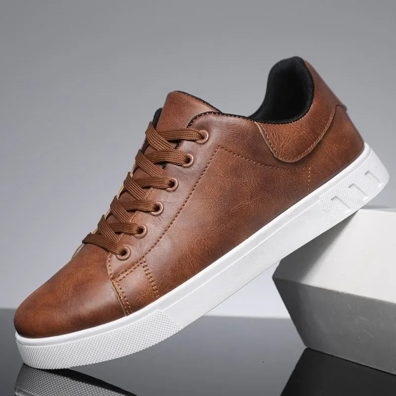 Zapatilla de cuero marrón con cordones y suela blanca