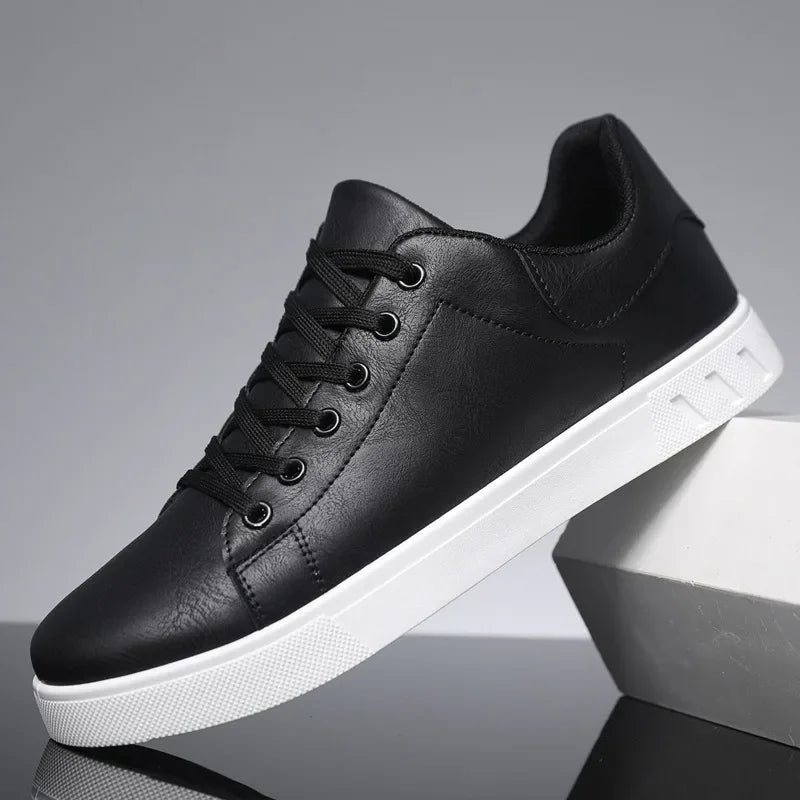 Zapatilla de cuero negra con cordones y suela blanca