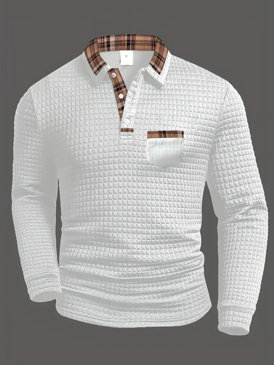 Suéter de punto blanco con cuello tipo polo y bolsillo frontal con etiqueta