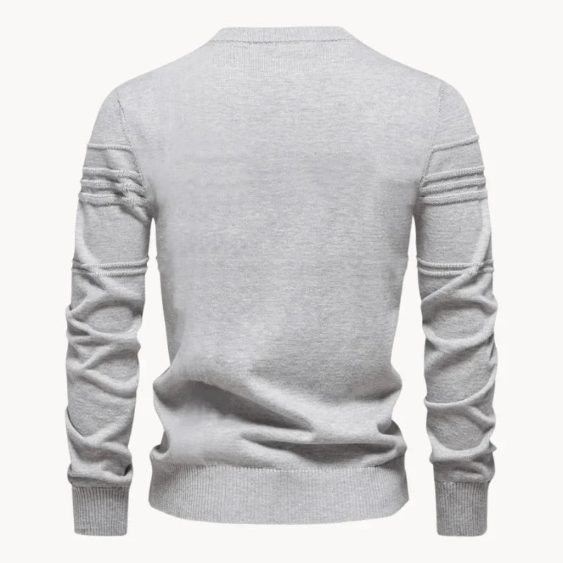 Jersey de punto gris claro a la espalda, manga larga y cuello redondo acanalado