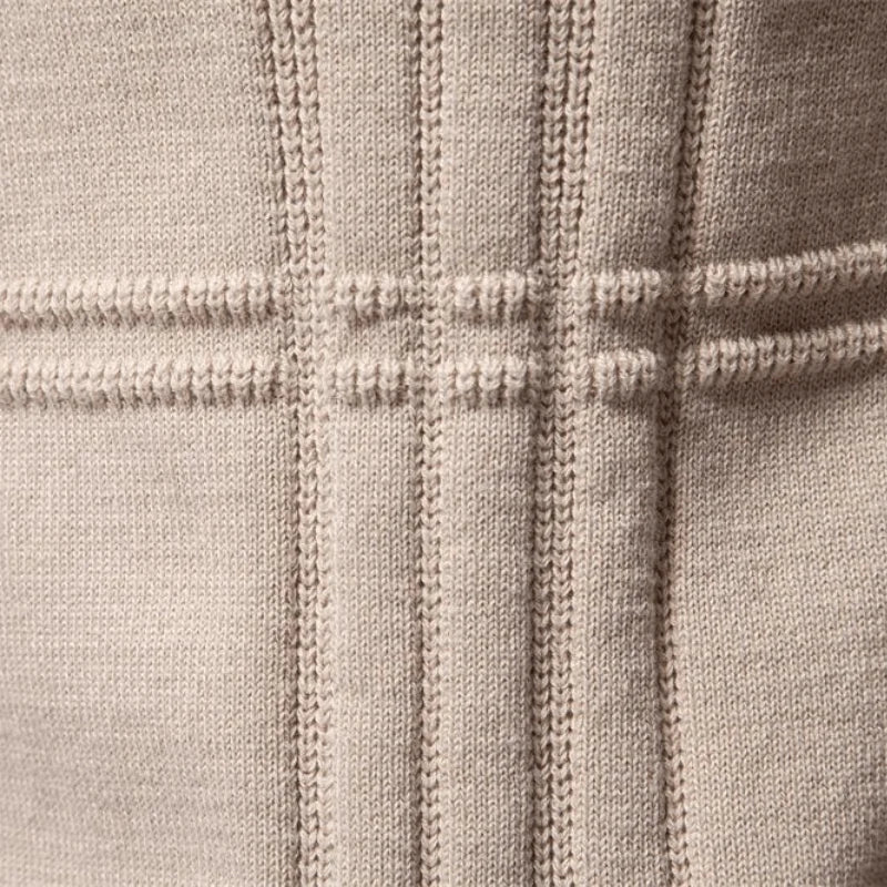 Tejido del jersey Alex beige: paneles con costuras y textura de punto en franjas verticales.