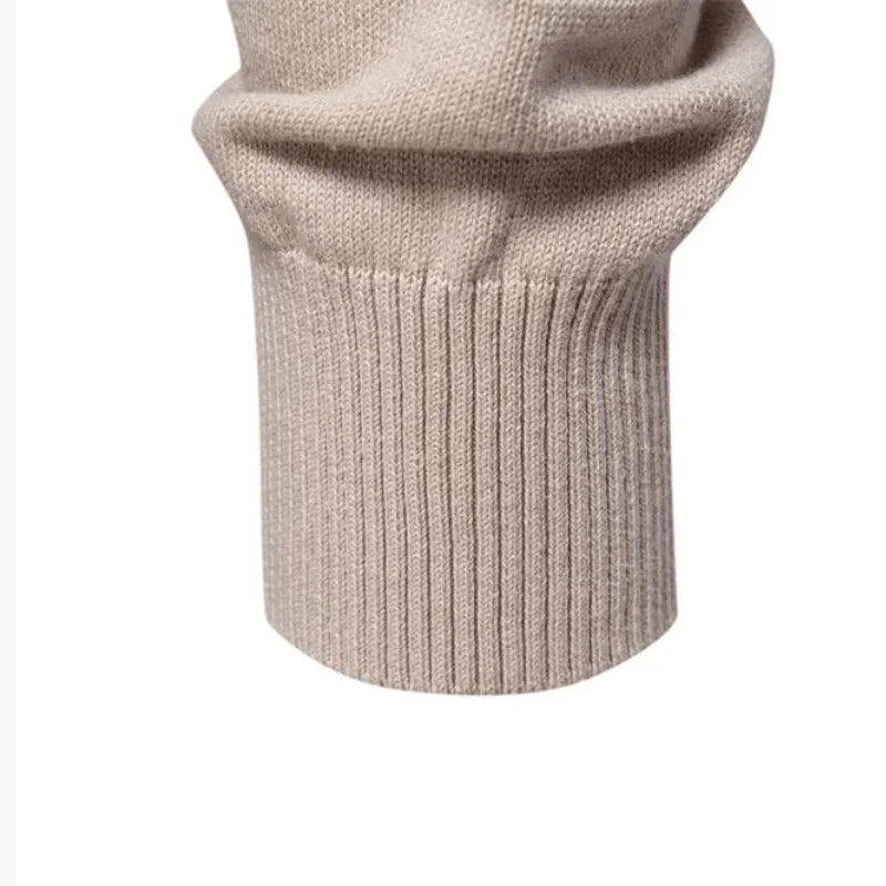 Jersey de punto beige con cuello alto y dobladillo acanalado