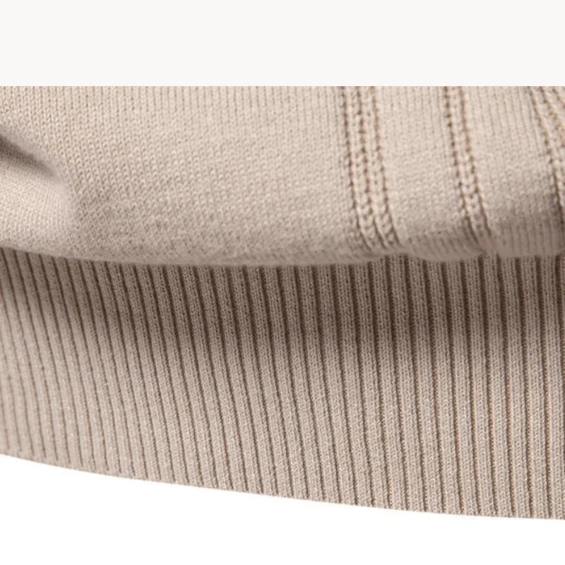 Detalle de puño del jersey Alex beige: canalé de punto con costura y tejido estriado.