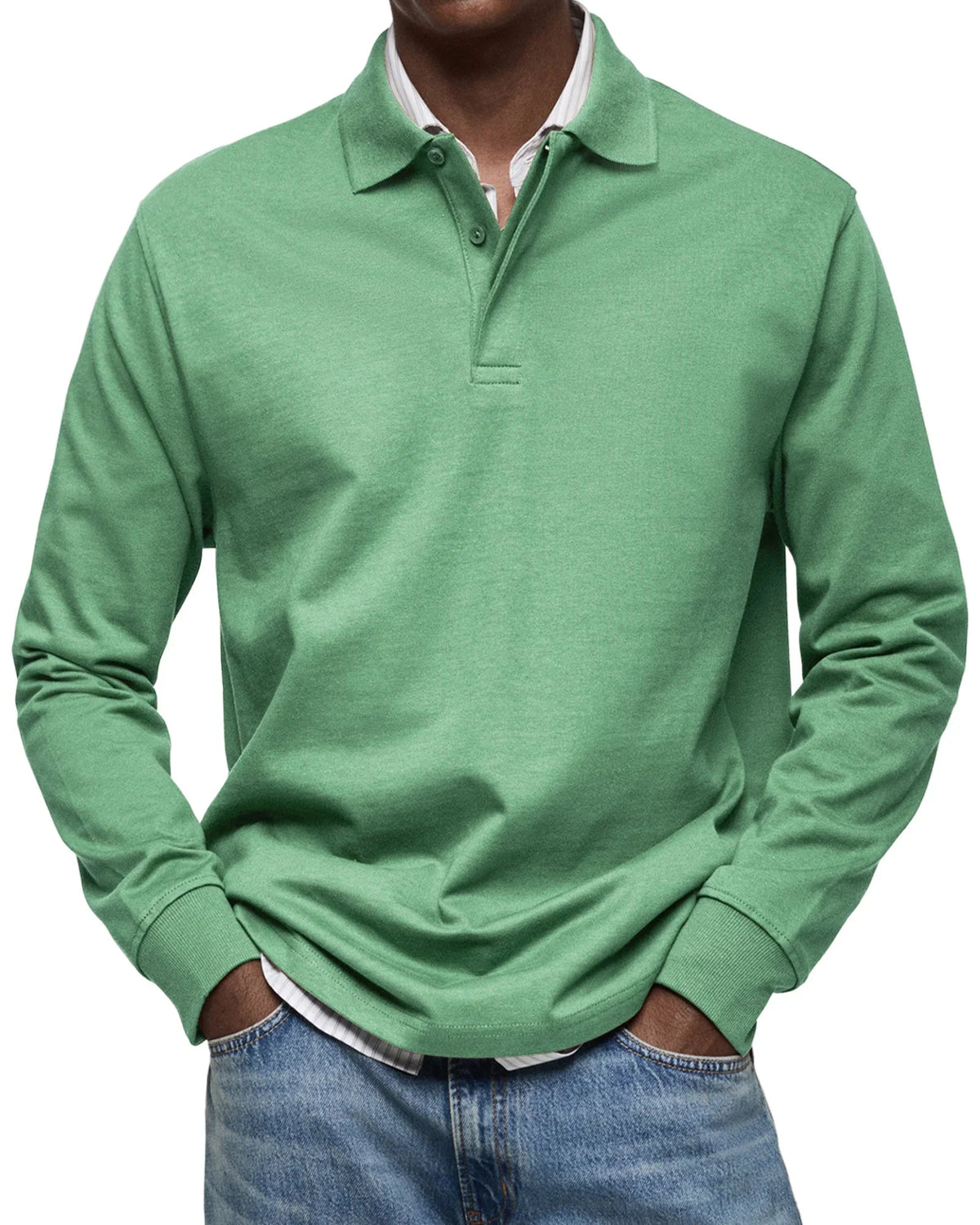 Polo de manga larga verde con cuello tipo camisa y tapeta de botones
