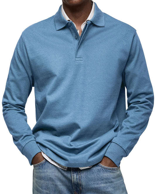 Polo de manga larga azul claro con cuello tipo camisa y tapeta de botones