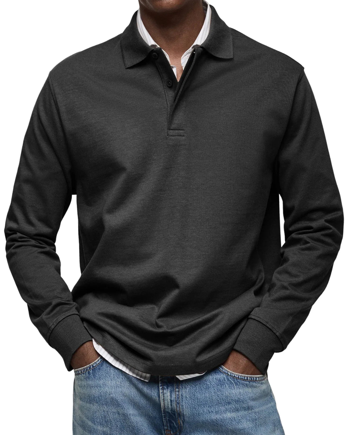 Polo de manga larga negro con cuello tipo camisa y tapeta de botones