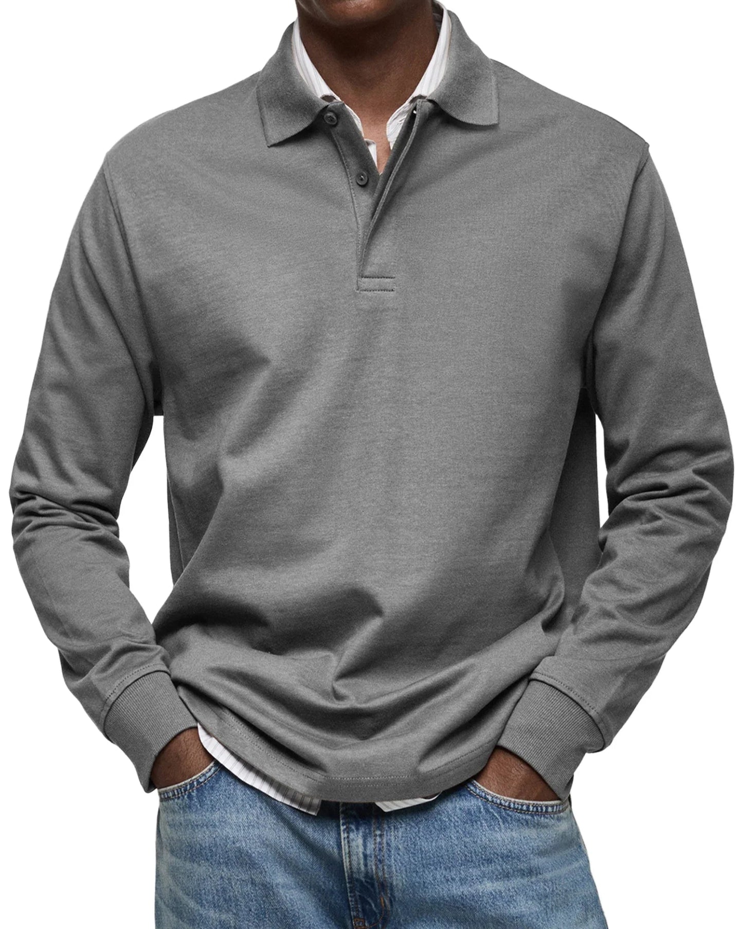 Polo de manga larga gris con cuello tipo camisa y tapeta de botones