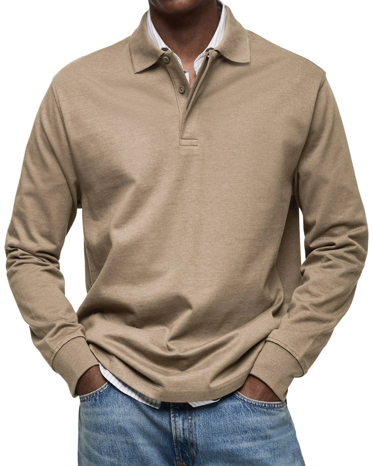 Polo de manga larga beige con cuello tipo camisa y tapeta de botones