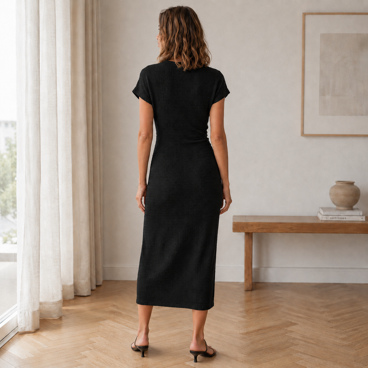 Vestido midi de punto negro con caída recta y vista trasera