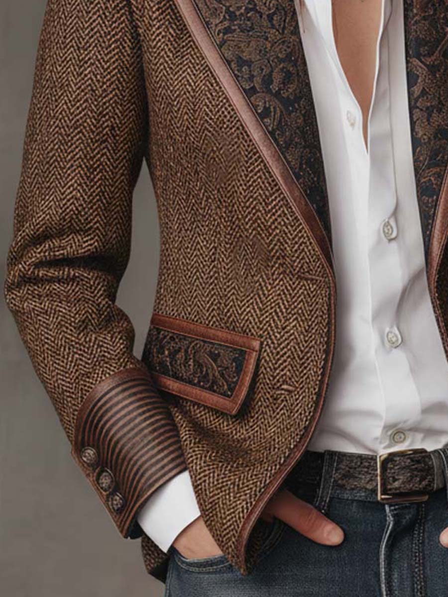 Americana marrón con panel estampado, bolsillo ribeteado y puños con franjas.