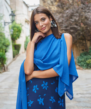 Capa de evento azul sin mangas, caída envolvente y drapeado lateral