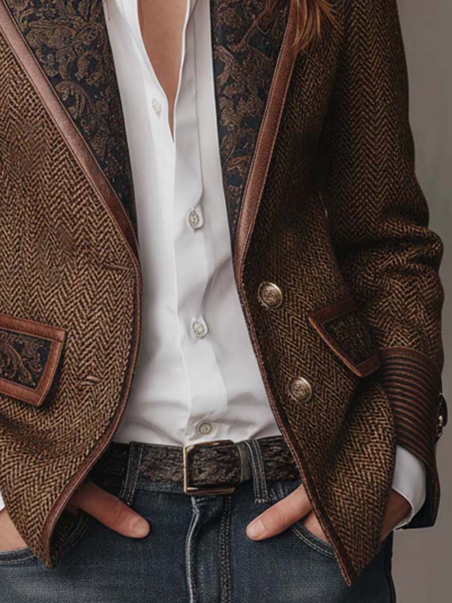Americana marrón con panel estampado, botones metálicos y bolsillo con ribete.