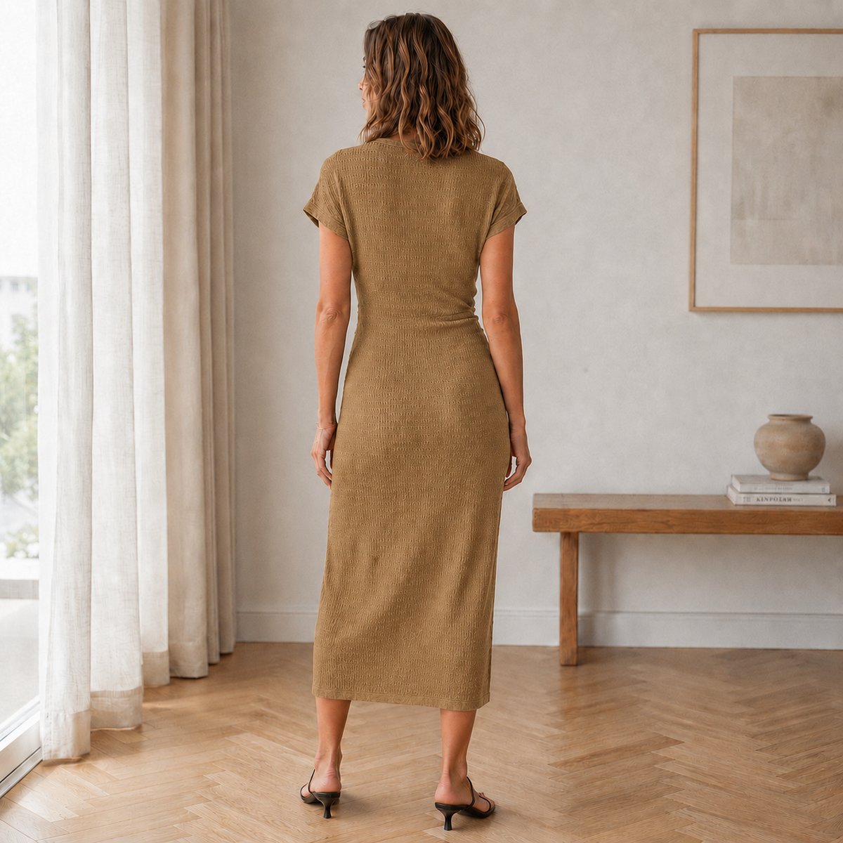 Vestido midi caqui con abertura lateral y fruncido en la cintura