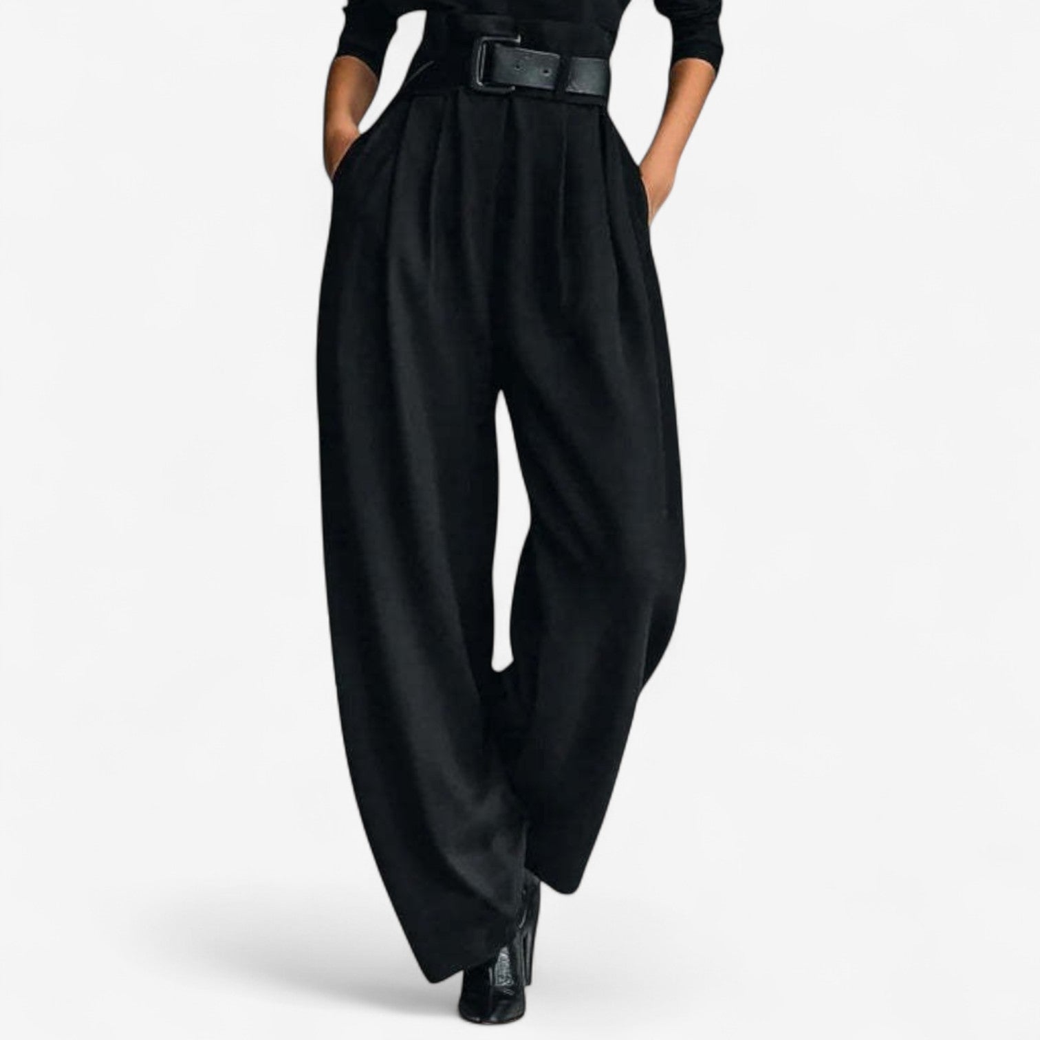 Pantalón del conjunto negro con cinturón ancho y caída amplia