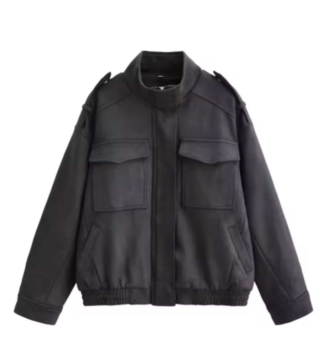 Chaqueta de ante negra con cuello camisero, bolsillos con solapa y cierre frontal